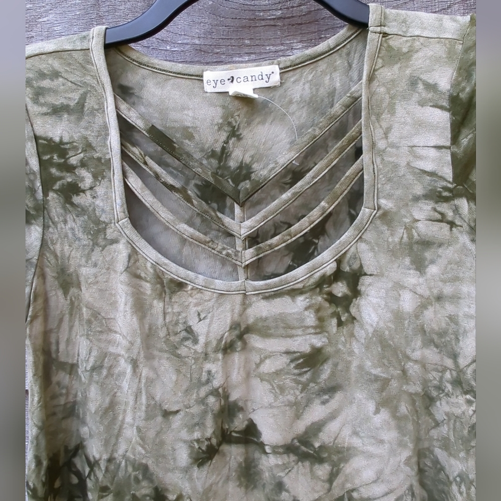 💚🩶Eye Candy Top Tye dyed Square Neckline with 3 Open Rows Cap Sleeves NWOT - Picture 3 of 6